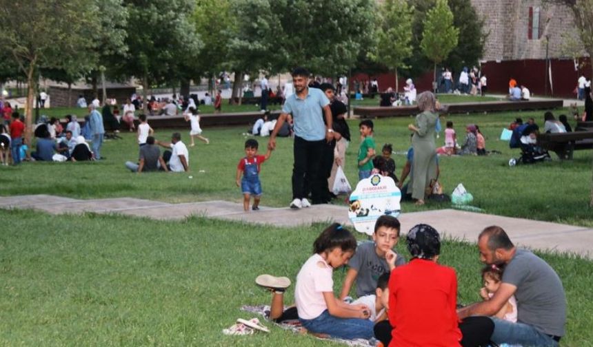Diyarbakır'da insanlar serinlemek için parklara akın ediyor