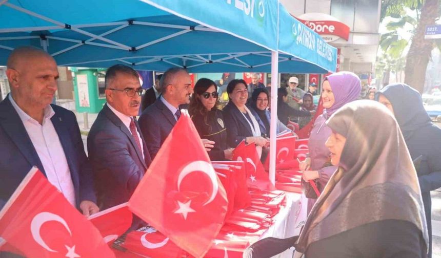 Kaymakamlık vatandaşlara Türk bayrağı dağıttı