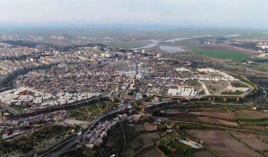 Surlar ve On Gözlü Köprü’nün yapılışı yapay zeka ile canlandırıldı