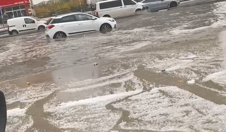 Diyarbakır’da sağanak yağış yolları göle çevirdi