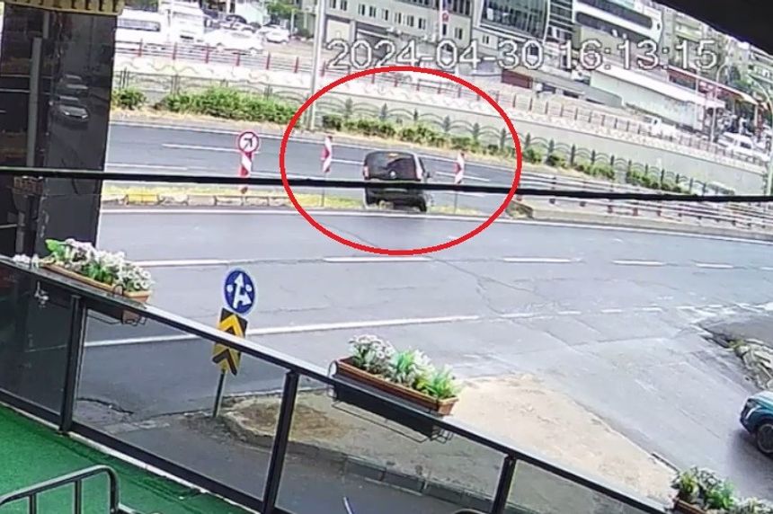 Diyarbakır'da Dikkatsiz Sürücü, Tabelaya Çarptı