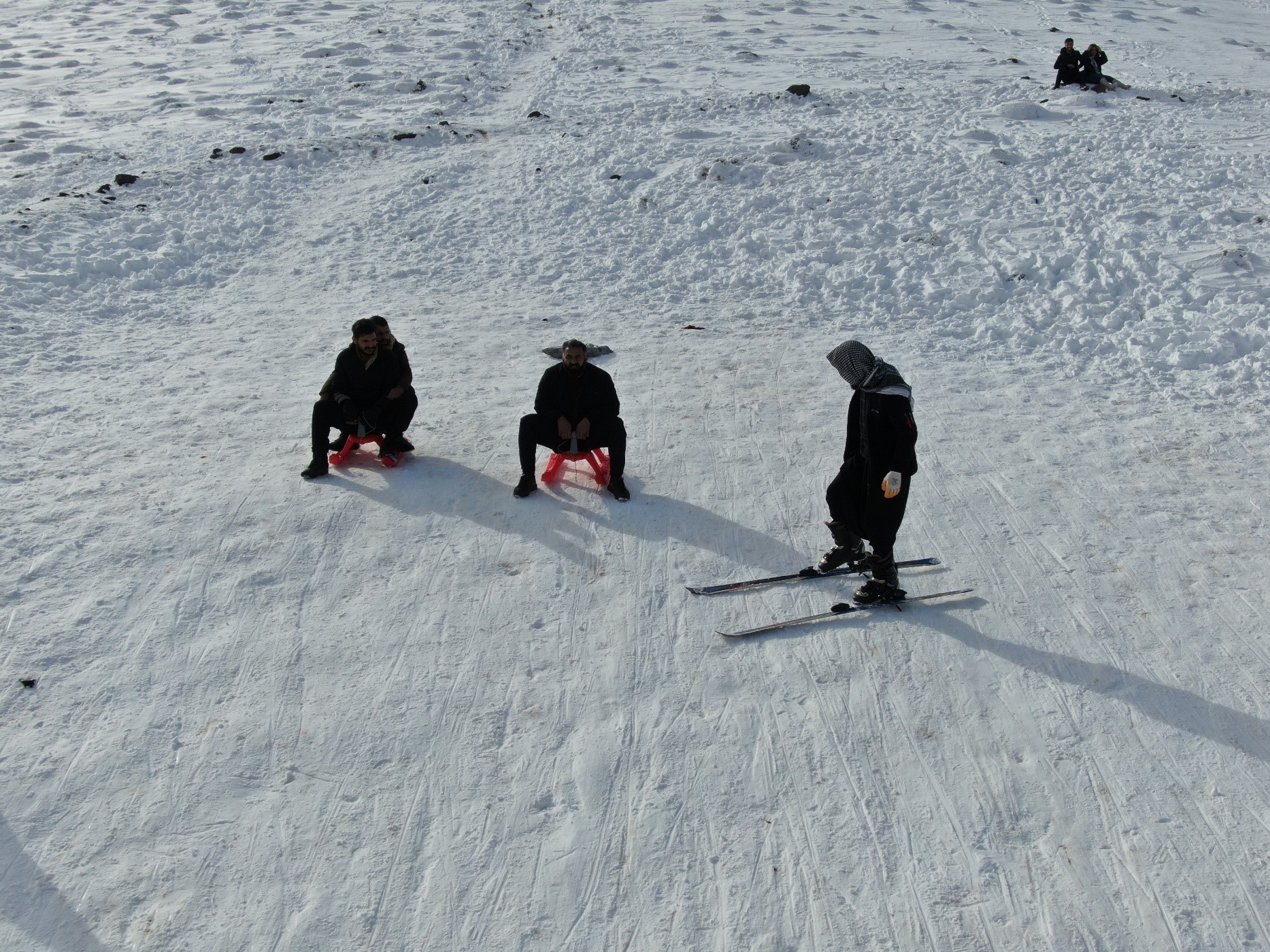 Karacadağ'da Şalvarlı ve fistanlı kayak!