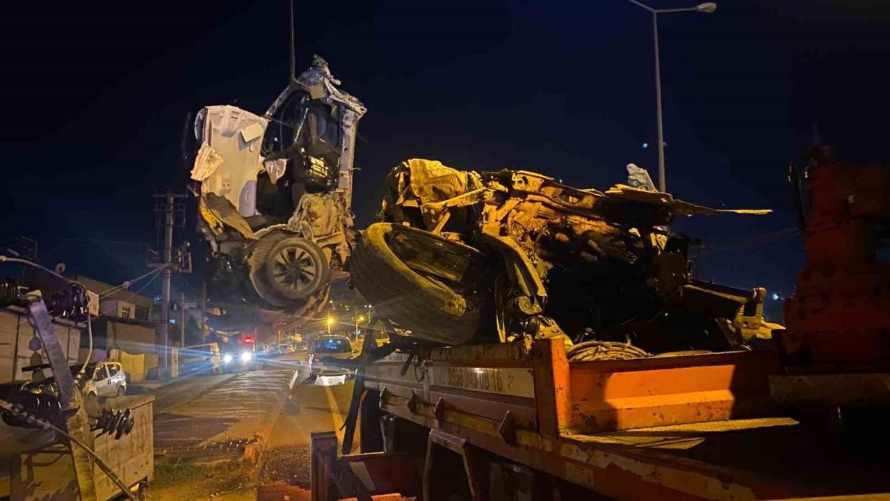 Diyarbakır'da Otomobil Beton Direğe Çarptı