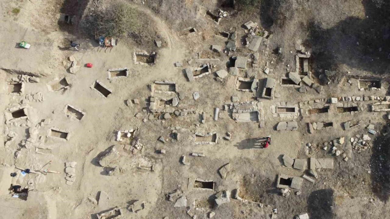 Tenedos Antik Kenti Kazılarında Çocuk Mezarlığı Keşfedildi
