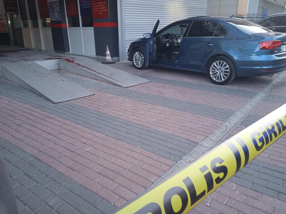 Antalya'da İki kişiyi silahla yaralayıp kayıplara karıştı-1