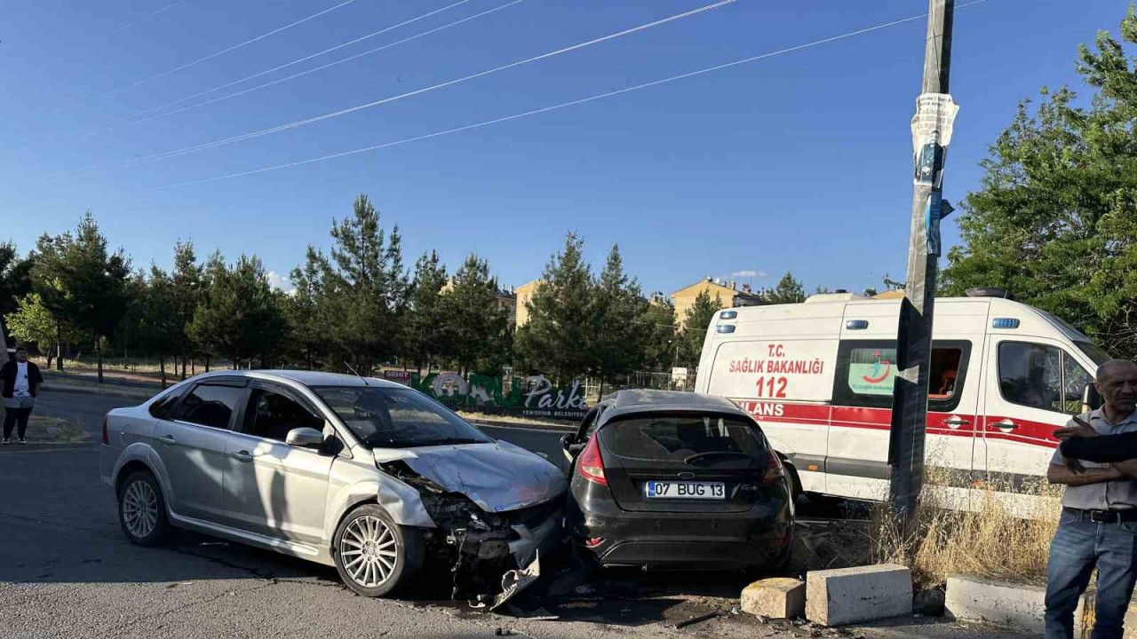 Diyarbakır’da Iki Otomobil Çarpıştı: 2’Si Çocuk 7 Yaralı