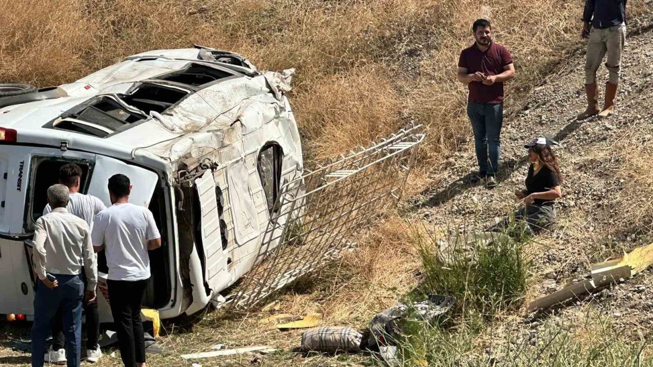 Diyarbakır’da 20 Kişinin Yaralandığı Kaza Güvenlik Kamerasına Yansıdı