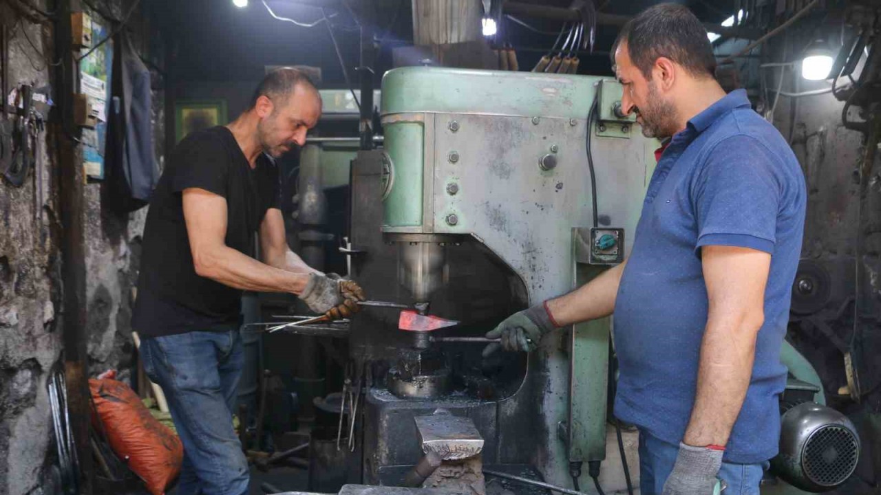 Diyarbakır’da Kavurucu Sıcaklara Rağmen Ateş Önünde Baba Mesleğini 24 Yıldır Sürdürüyor