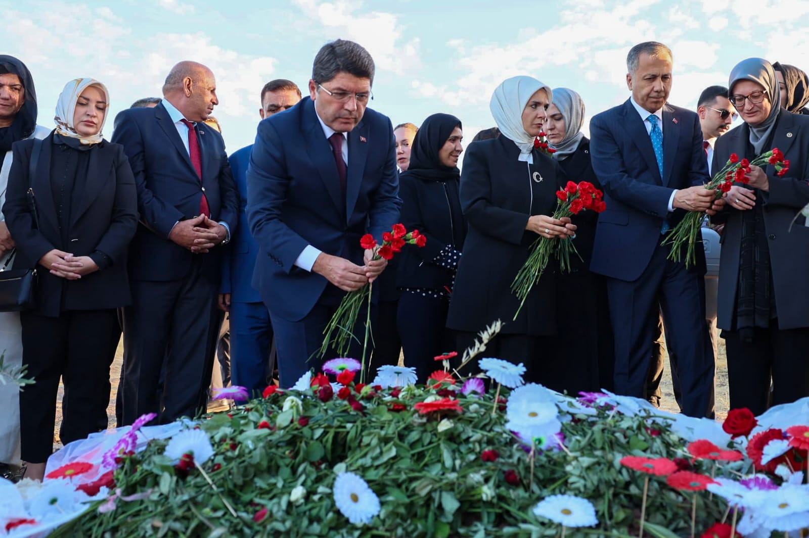 3 Bakan, Narin Güran’ın Mezarını Ziyaret Etti (3)