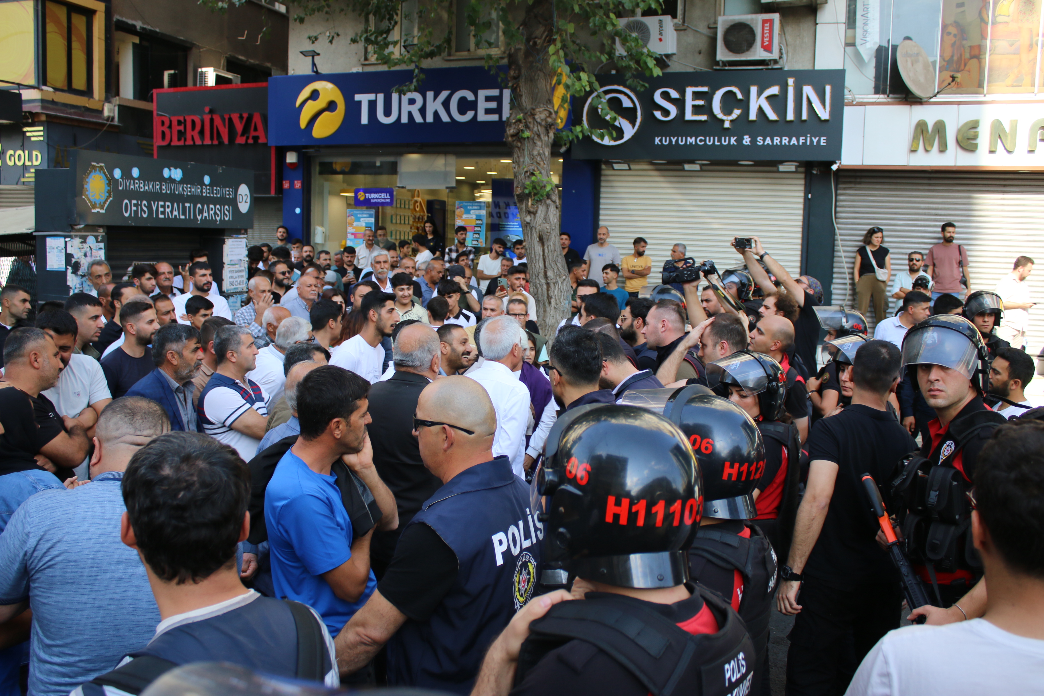 Diyarbakır'da Dem Parti'nin Izinsiz Gösterisinde 6 Gözaltı (1)