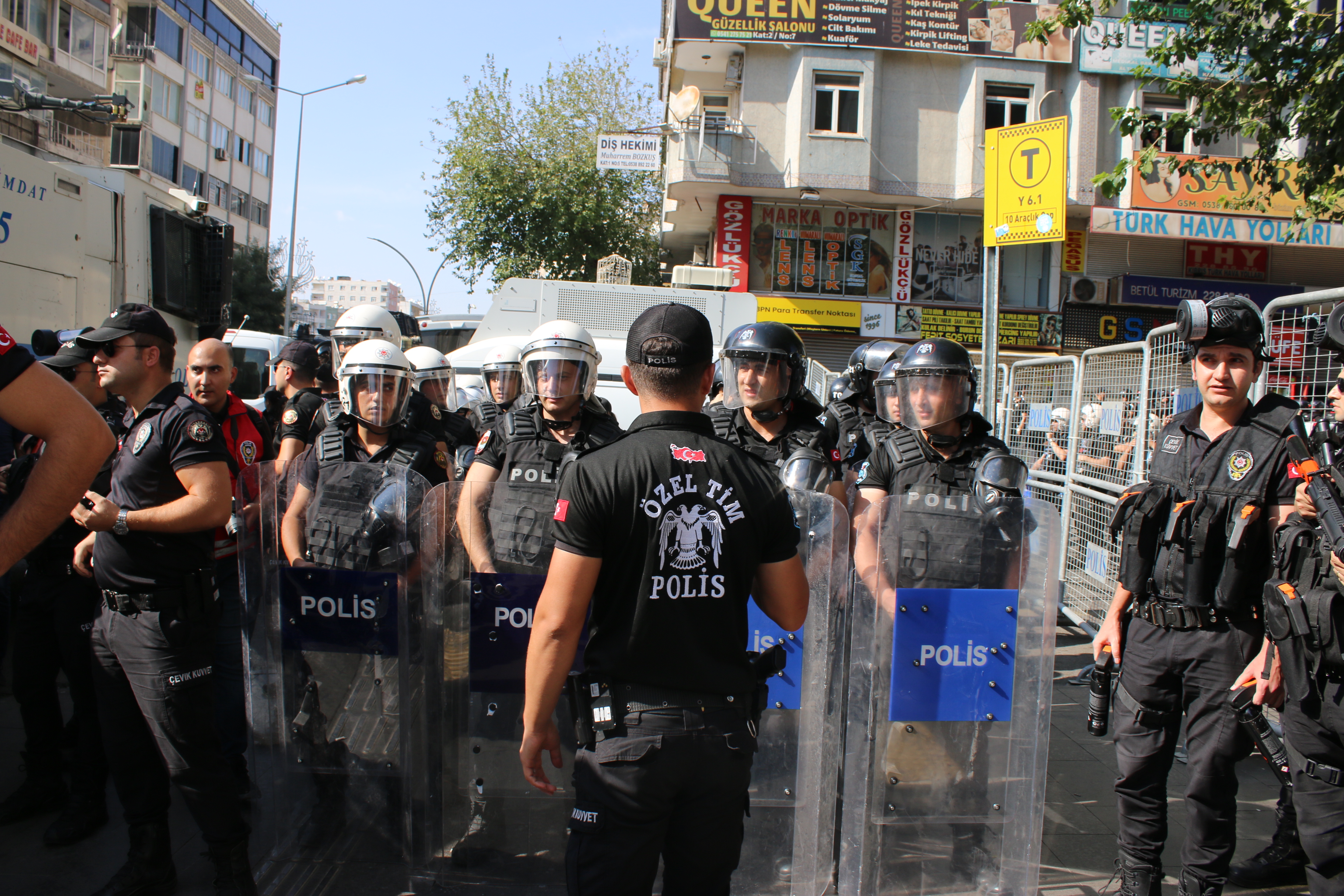 Diyarbakır'da Dem Parti'nin Izinsiz Gösterisinde 6 Gözaltı (2)