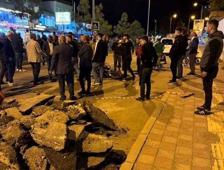 Diyarbakır'da Motosiklet Çukura Düştü 2 Yaralı (1)