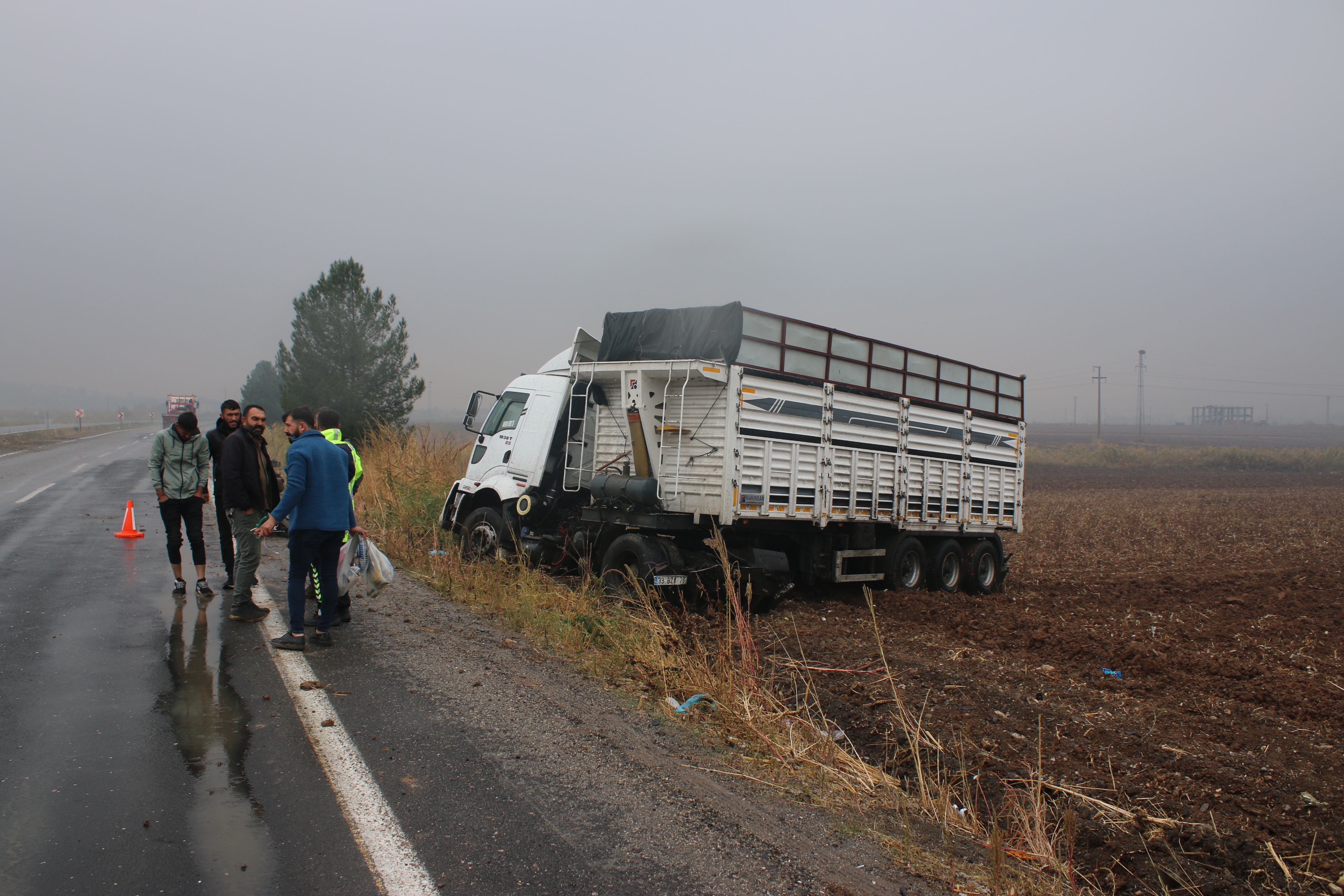 Diyarbakır Bismil'de Kontrolden Çıkan Tir Şarampole Uçtu 1 Yaralı (2)