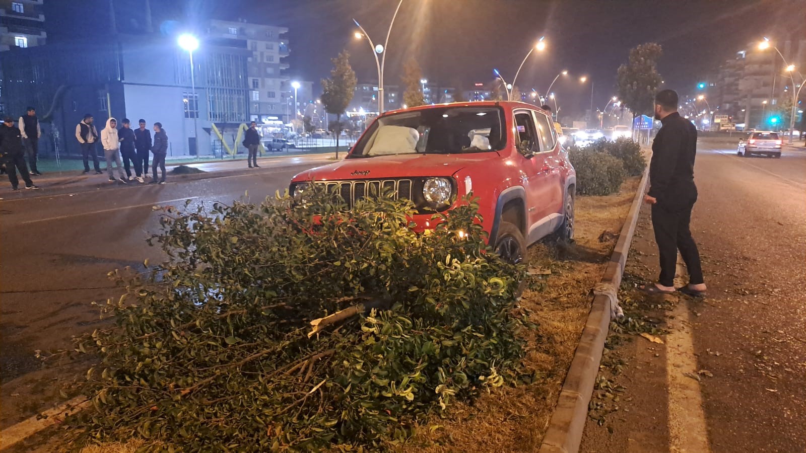 Diyarbakır’da Kontrolden Çıkan Cip Refüje Çıktı 1 Yaralı (2)